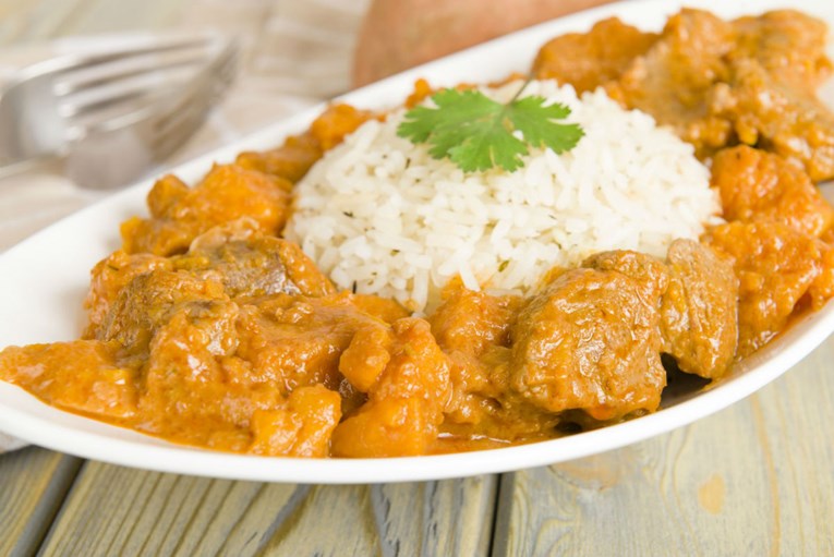 Recept za pileći curry koji se priprema jednostavno i brzo u samo jednom loncu